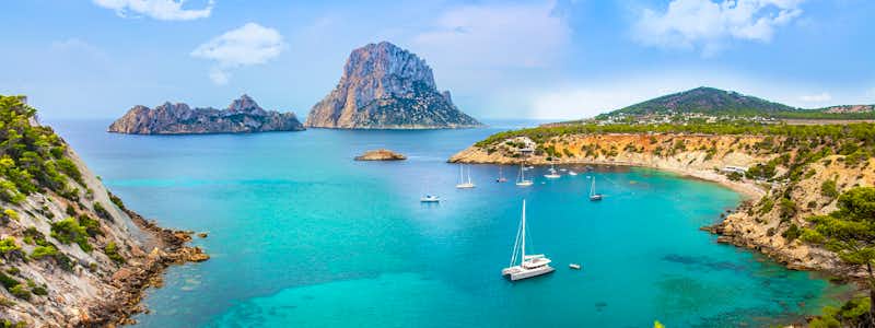 Küstenlandschaft von Ibiza mit türkisfarbenem Wasser und felsiger Küste