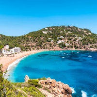 Weiße Häuser und Mittelmeerkulisse von Ibiza bei Sonnenuntergang