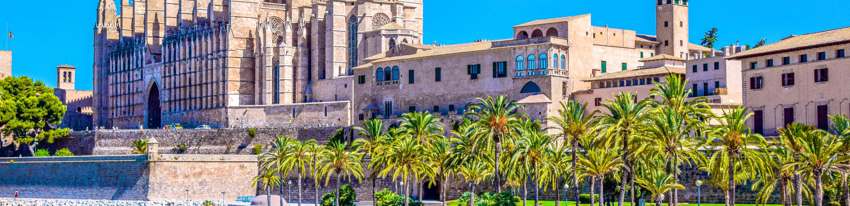 Kathedrale La Seu in Palma de Mallorca bei Sonnenuntergang - Das Wahrzeichen der Baleareninsel Mallorca