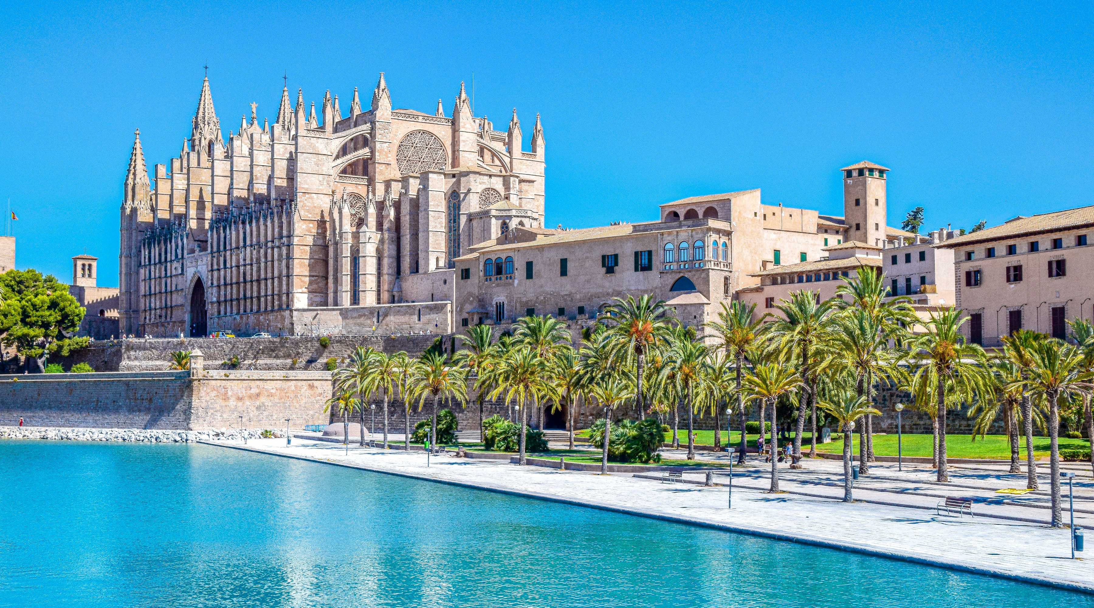 Kathedrale La Seu in Palma de Mallorca bei Sonnenuntergang - Das Wahrzeichen der Baleareninsel Mallorca
