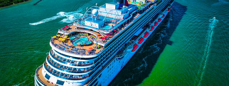 Carnival Cruise Line Kreuzfahrtschiff mit Wasserrutschen