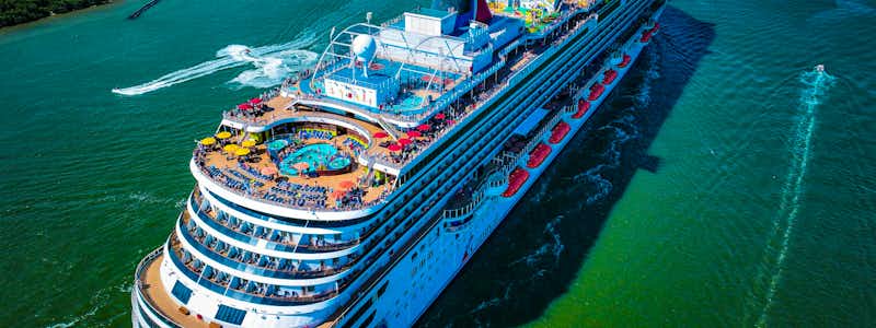 Carnival Cruise Line Kreuzfahrtschiff mit Wasserrutschen