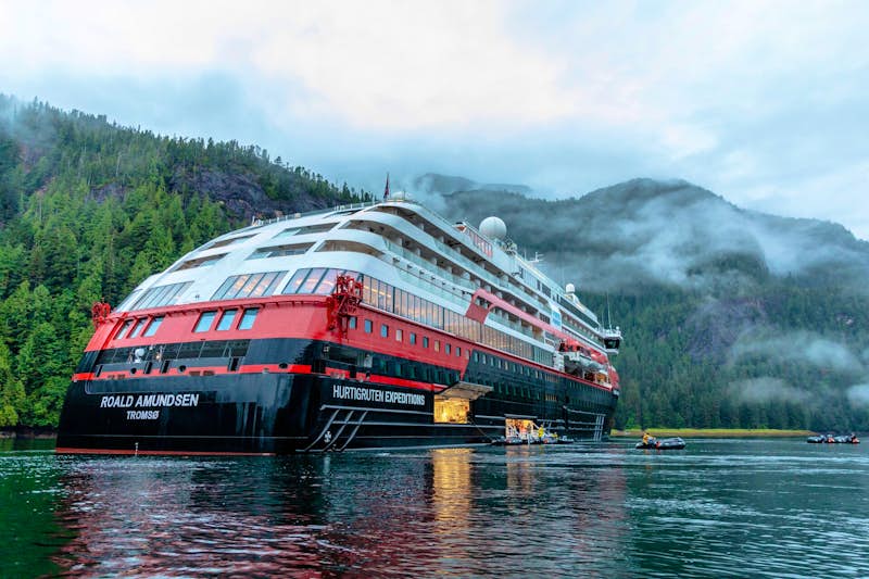 Hurtigruten Expeditionsschiff MS Roald Amundsen in polarer Landschaft