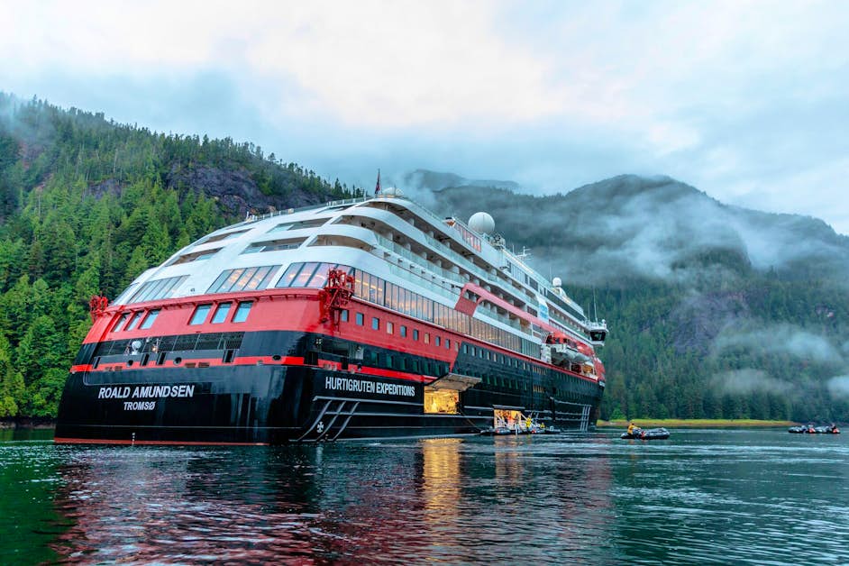 Hurtigruten Expeditionsschiff MS Roald Amundsen in nordamerikanischer Gletscherlandschaft