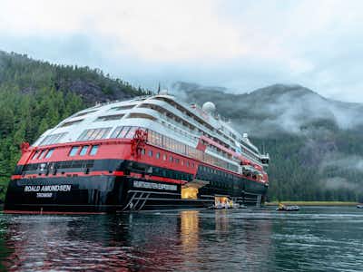 Hurtigruten Expeditionsschiff MS Roald Amundsen in polarer Landschaft