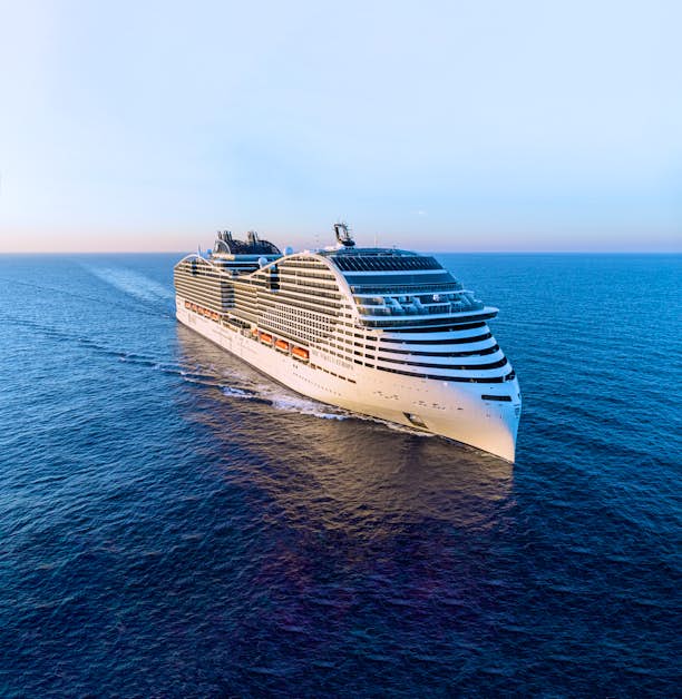 MSC Kreuzfahrtschiff in Dubai: Blick auf die Skyline mit Burj Khalifa, türkisfarbenes Meer und moderne Architektur – Kreuzfahrt nach Doha, Bahrain, Abu Dhabi, Sir Bani Yas und mehr