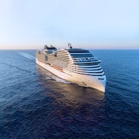 MSC Cruises Kreuzfahrtschiff mit Swimmingpool an Deck