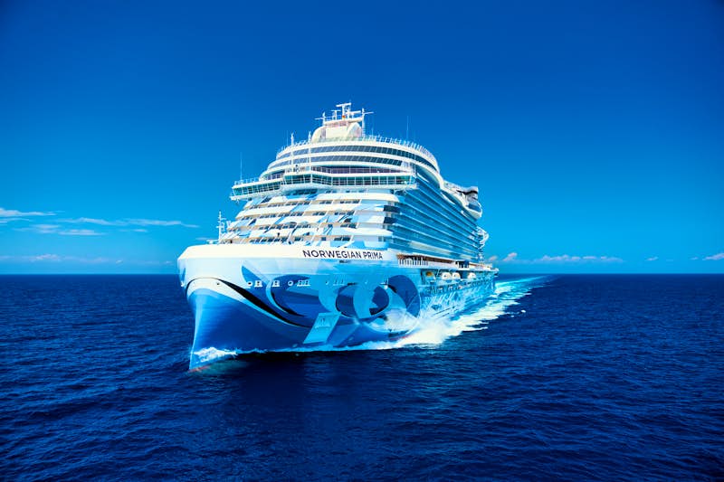 Norwegian Prima Kreuzfahrtschiff mit Wasserrutschen und Freizeitangeboten an Deck