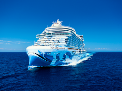 Norwegian Prima Kreuzfahrtschiff mit Wasserrutschen und Freizeitangeboten an Deck