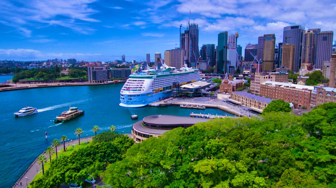 Blick auf Dubais Skyline mit modernen Wolkenkratzern und traditionellen Souks – Regent Seven Seas Kreuzfahrt