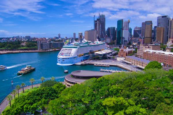 Blick auf Dubais Skyline mit modernen Wolkenkratzern und traditionellen Souks – Regent Seven Seas Kreuzfahrt