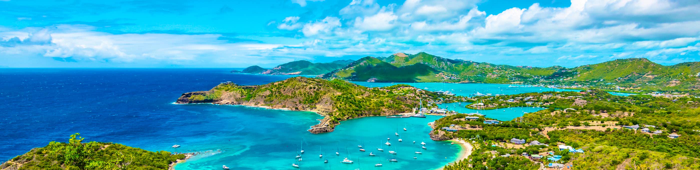 TUI Cruises Kreuzfahrtschiff im Sonnenuntergang