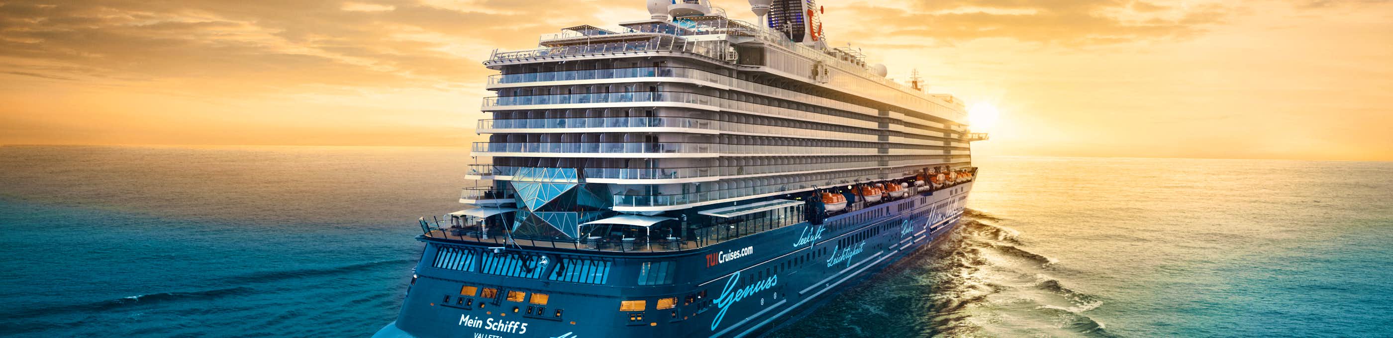 TUI Cruises Kreuzfahrtschiff im Sonnenuntergang