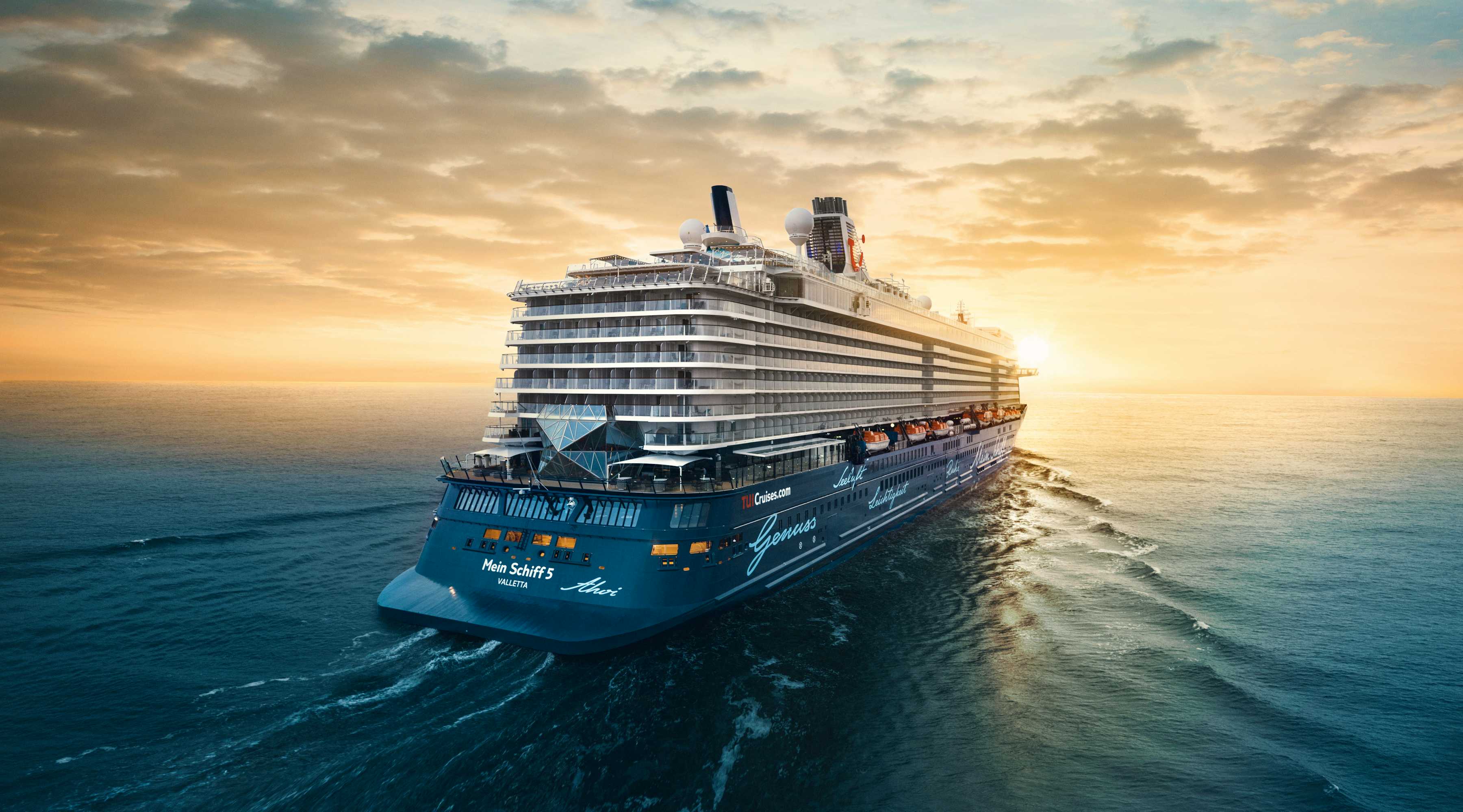 TUI Cruises Kreuzfahrtschiff im Sonnenuntergang
