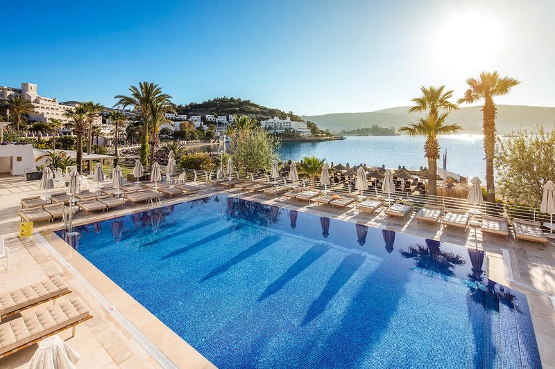 Luxuriöses 5-Sterne Prive Bodrum Hotel mit direkter Strandlage und Meerblick - Außenansicht mit Pool und Terrasse
