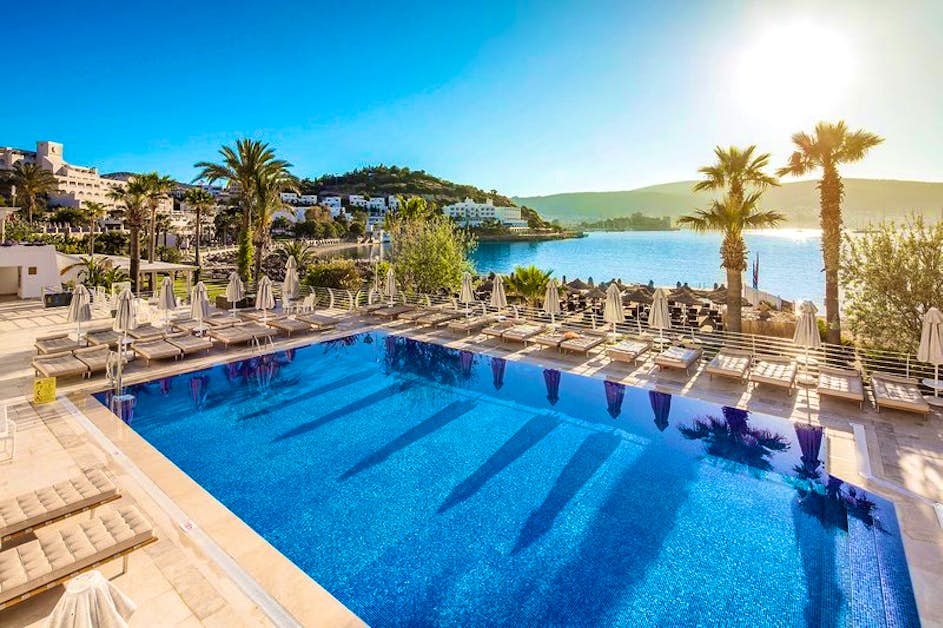 Luxuriöses 5-Sterne Prive Bodrum Hotel mit direkter Strandlage und Meerblick - Außenansicht mit Pool und Terrasse