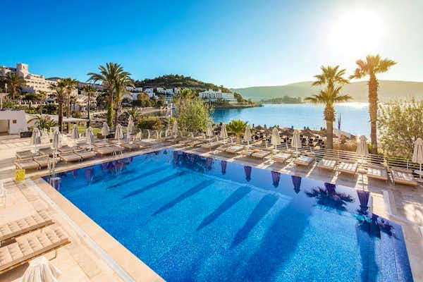 Luxuriöses 5-Sterne Prive Bodrum Hotel mit direkter Strandlage und Meerblick - Außenansicht mit Pool und Terrasse