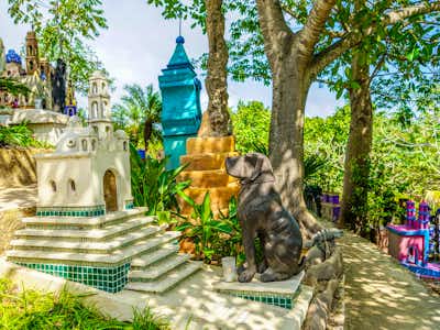 Karibischer Strand in Mexiko mit türkisfarbenem Wasser und Palmen