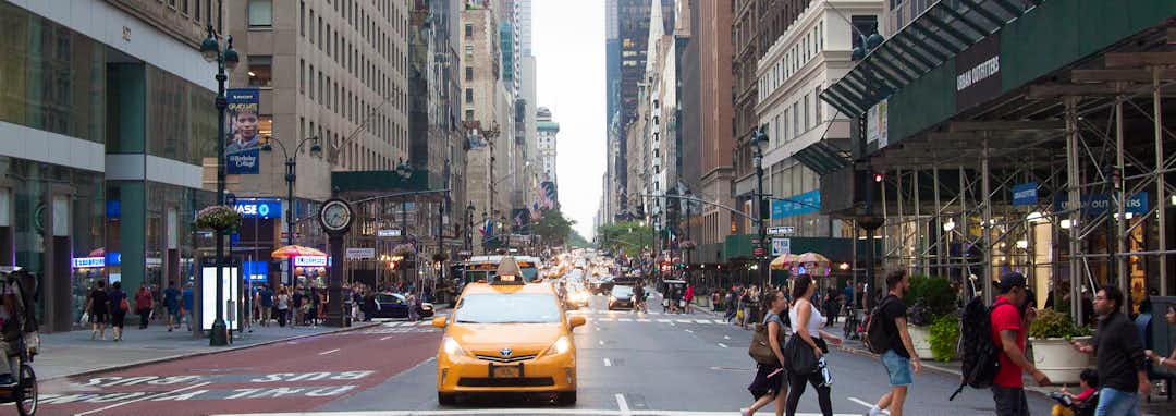 Urlaubsziel USA – Majestätische Skyline von New York City mit Empire State Building bei Sonnenuntergang