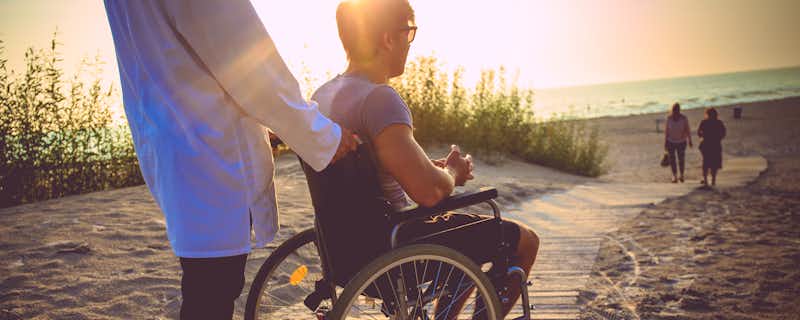 Barrierefreies Reisen mit Costa - Person im Rollstuhl genießt eine Kreuzfahrt