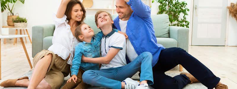 Familie plant eine Reise