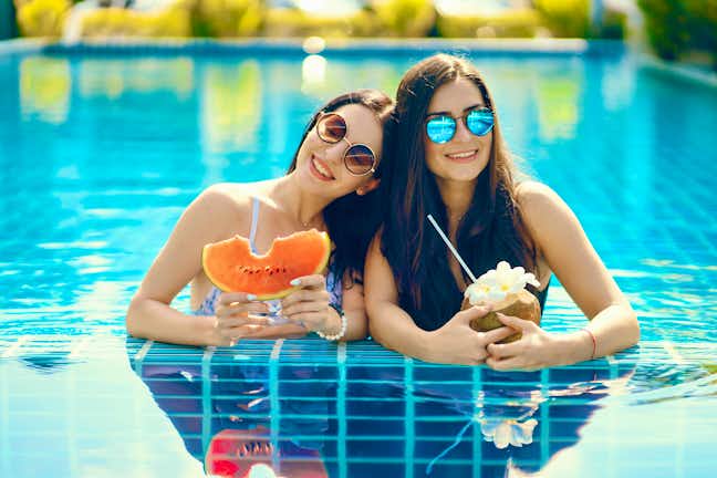 Urlaub: Freundinnen am Pool