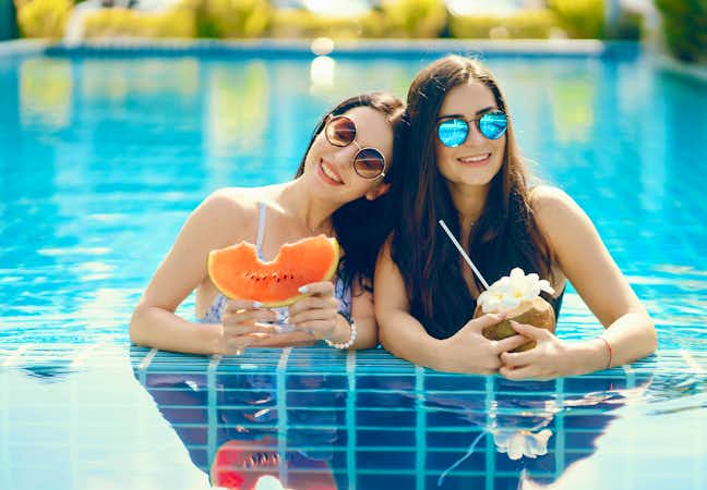 Urlaub: Freundinnen am Pool