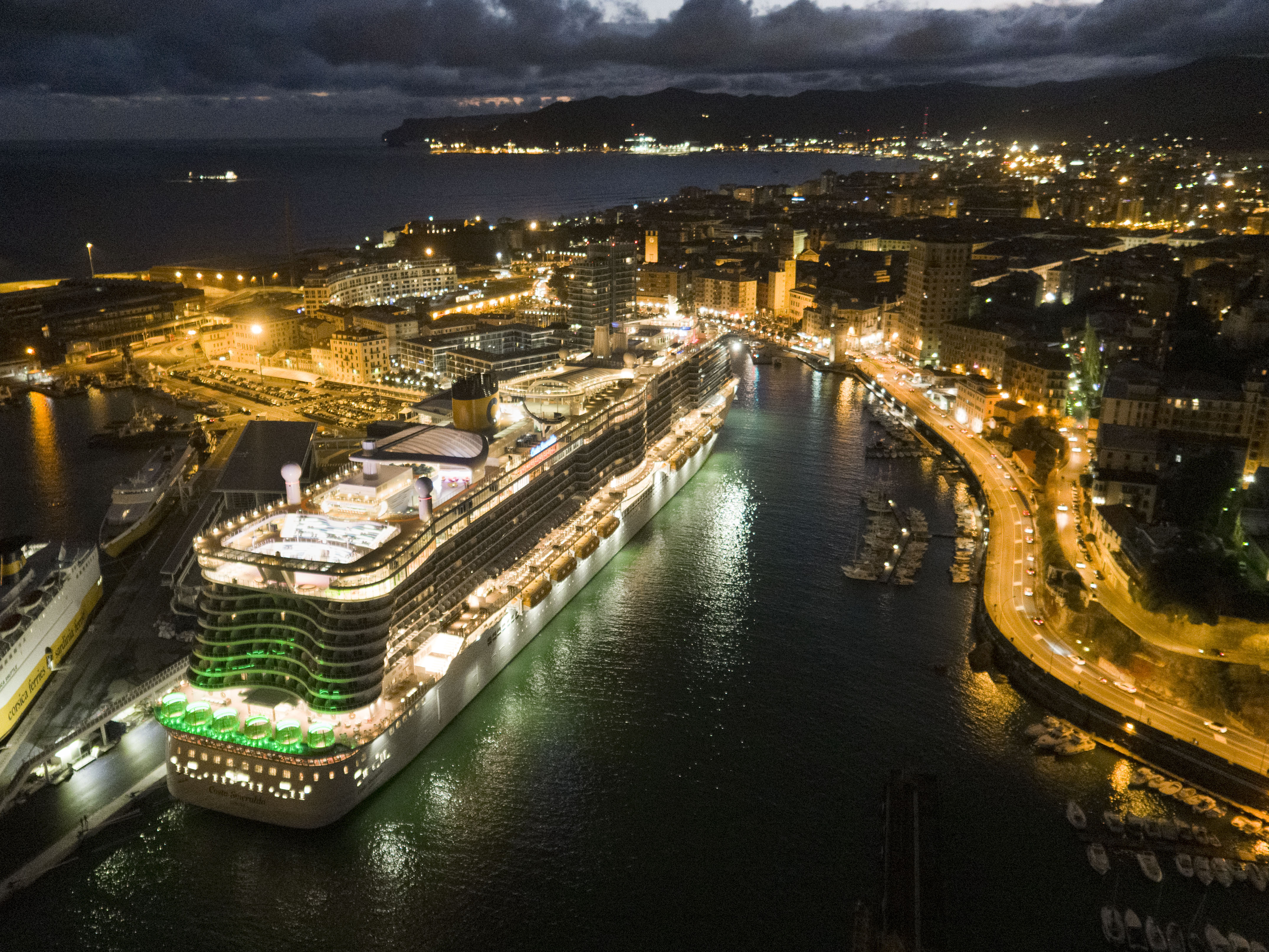 Costa Smeralda Kreuzfahrtschiff vor orientalischer Kulisse