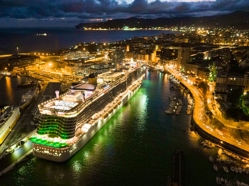 Costa Smeralda Kreuzfahrtschiff vor orientalischer Kulisse