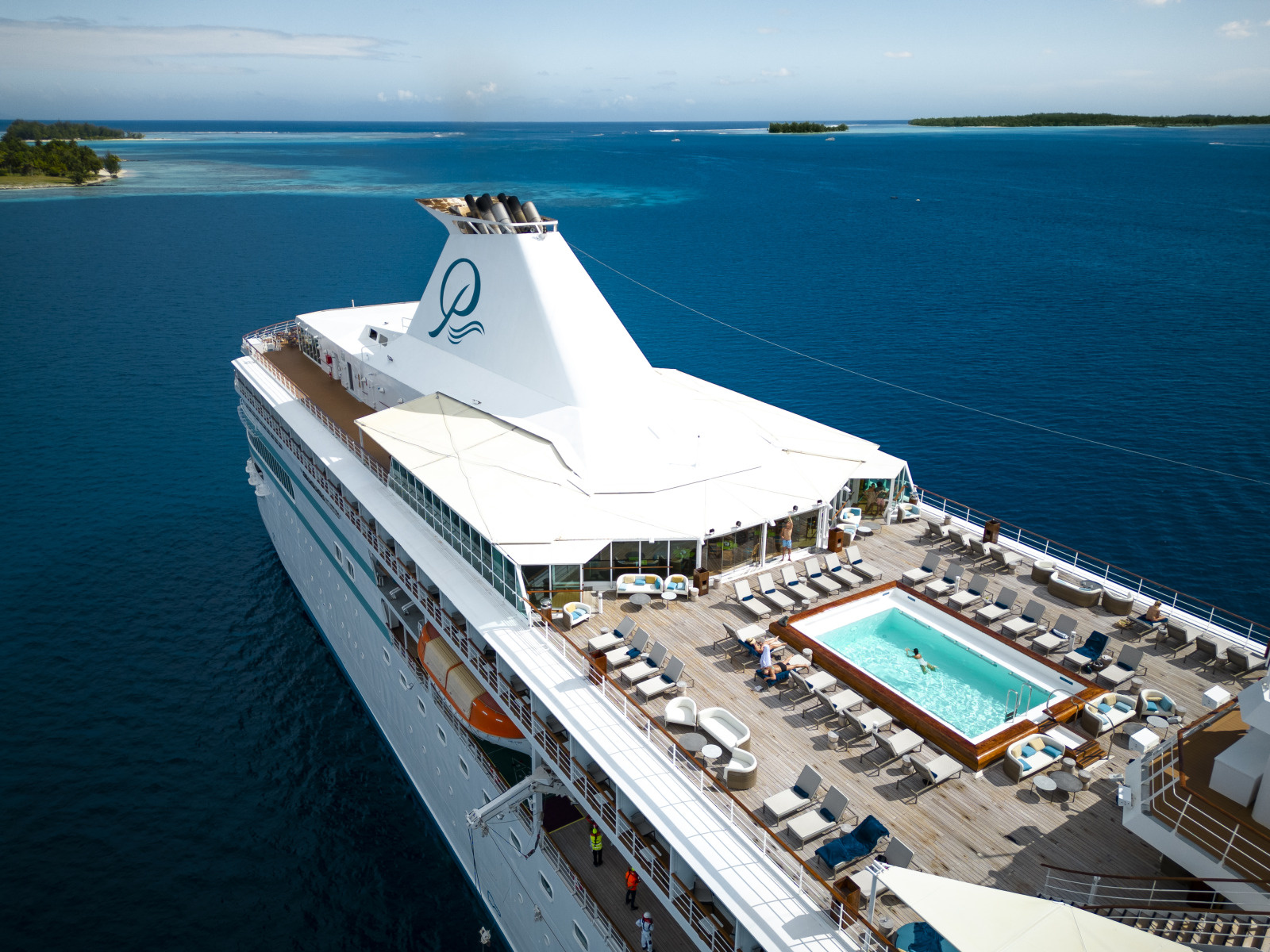 Luxuskreuzfahrtschiff mit Sonnendeck und Pool