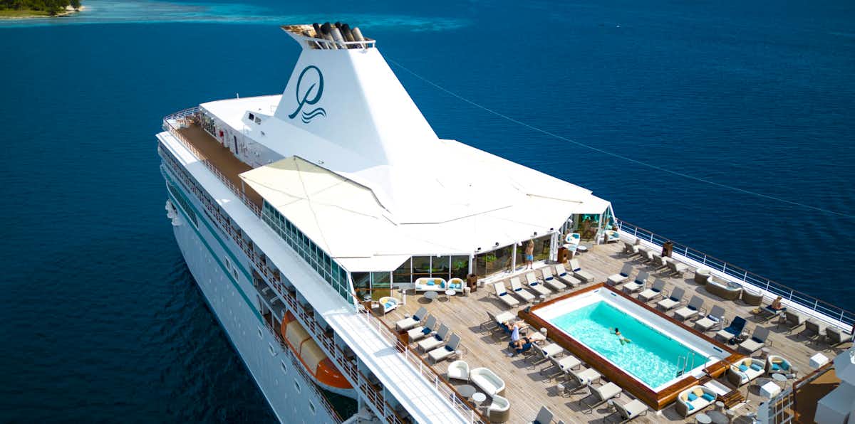 Luxuskreuzfahrtschiff mit Sonnendeck und Pool