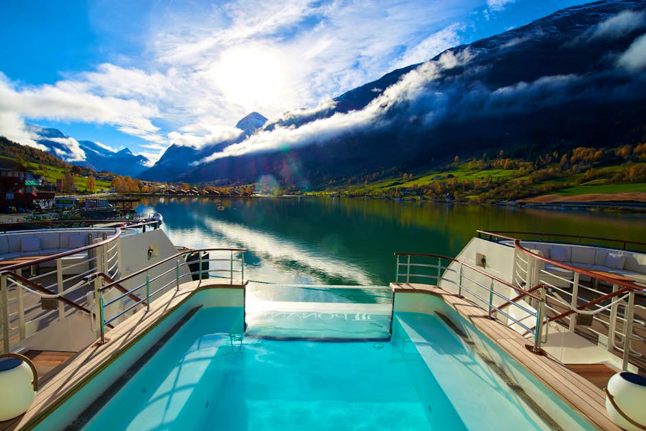 Ponant Kreuzfahrtschiff vor der Küste von Dubai, unterwegs nach Maskat – Exklusive Orient-Kreuzfahrt mit luxuriösem Ambiente