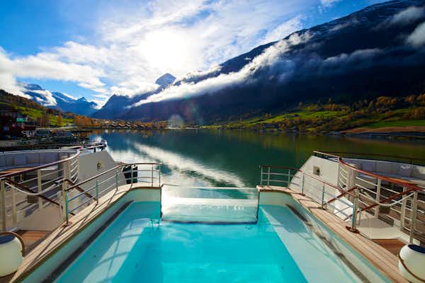 Ponant Kreuzfahrtschiff vor der Küste von Dubai, unterwegs nach Maskat – Exklusive Orient-Kreuzfahrt mit luxuriösem Ambiente