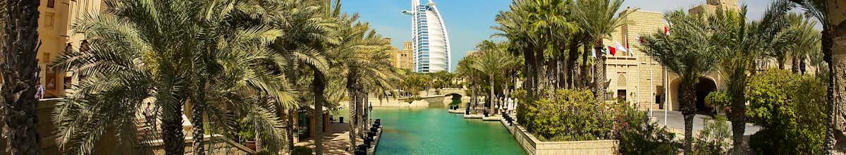 Dubai-Urlaub: luxuriöser Wasserkanal mit moderner Skyline, Wolkenkratzern und beleuchteter Promenade - Inspiration für Urlaubsreisen