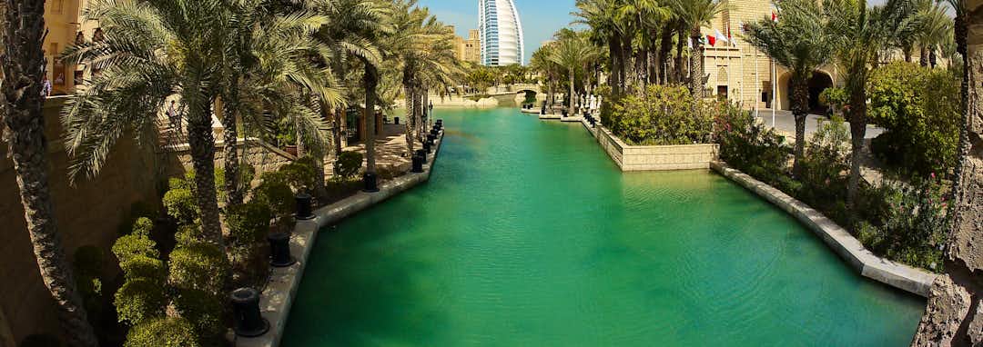 Urlaubsziel Dubai – Moderne Skyline von Dubai mit dem Burj Khalifa bei Nacht, umgeben von glitzernden Wolkenkratzern