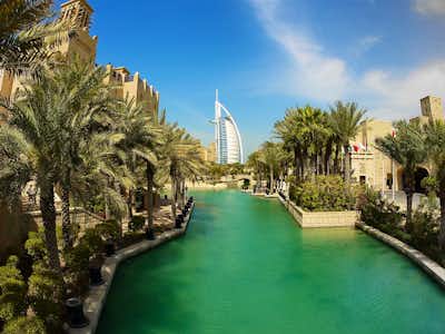 Skyline von Dubai mit dem Burj Khalifa bei Nacht