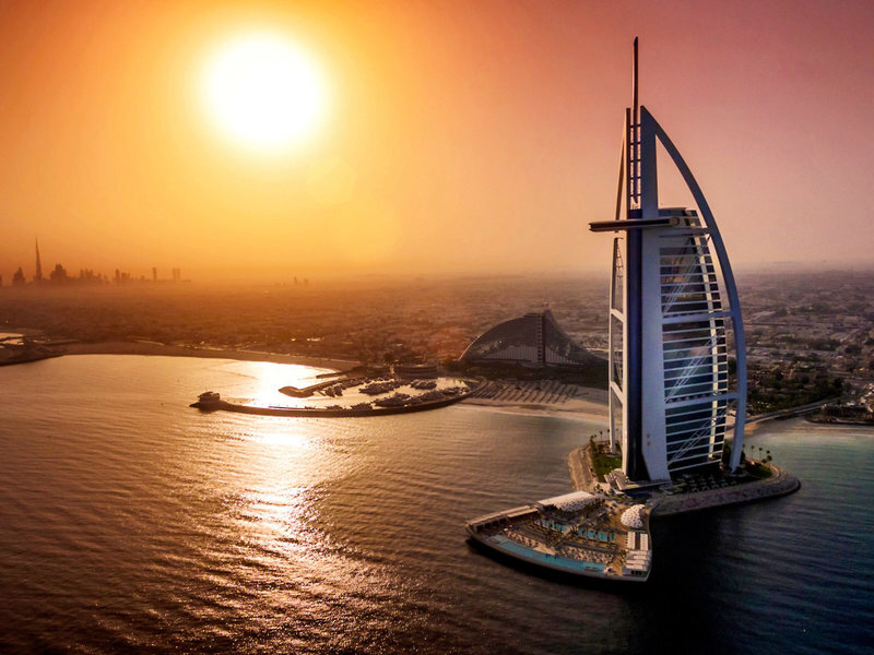 Luxushotel Burj Al Arab Jumeirah mit seiner charakteristischen segelförmigen Architektur am Strand von Dubai