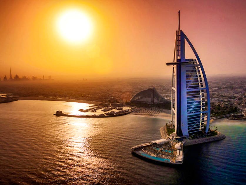 Luxushotel Burj Al Arab Jumeirah mit seiner charakteristischen segelförmigen Architektur am Strand von Dubai