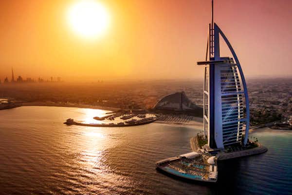 Luxushotel Burj Al Arab Jumeirah mit seiner charakteristischen segelförmigen Architektur am Strand von Dubai