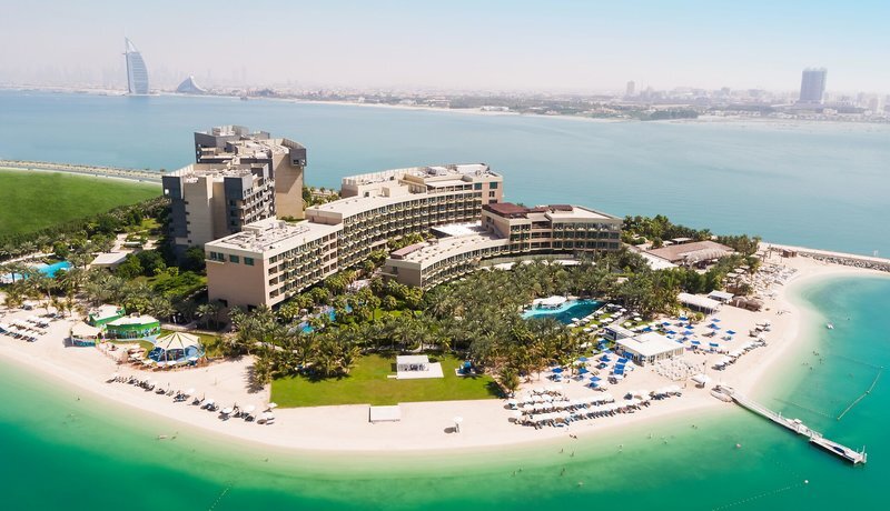 Pool- und Strandbereich des Rixos The Palm Dubai Hotels auf der künstlichen Palmeninsel