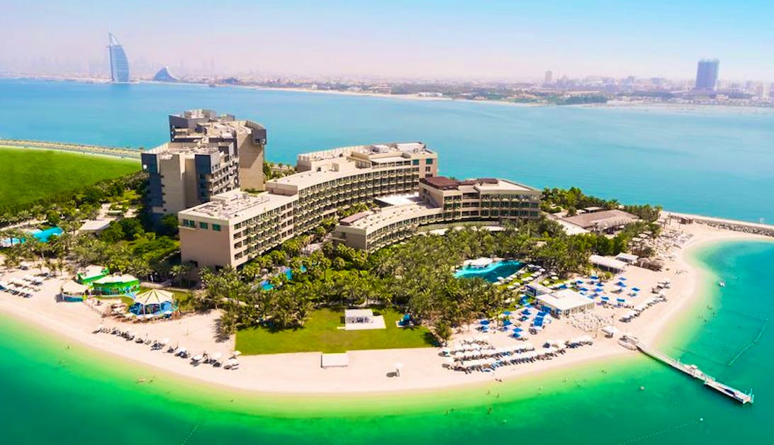 Pool- und Strandbereich des Rixos The Palm Dubai Hotels auf der künstlichen Palmeninsel