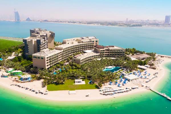 Pool- und Strandbereich des Rixos The Palm Dubai Hotels auf der künstlichen Palmeninsel