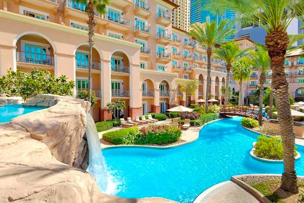 Elegante Poolanlage des Ritz-Carlton Hotels am Jumeirah Beach mit Blick auf den Persischen Golf