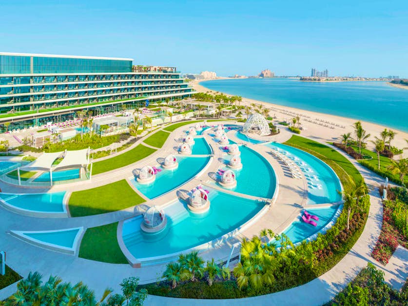 Modernes W Dubai - The Palm Hotel mit Blick auf den Strand und die Skyline von Dubai