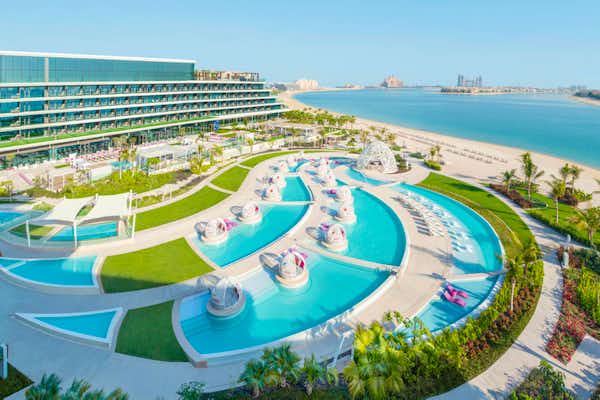 Modernes W Dubai - The Palm Hotel mit Blick auf den Strand und die Skyline von Dubai